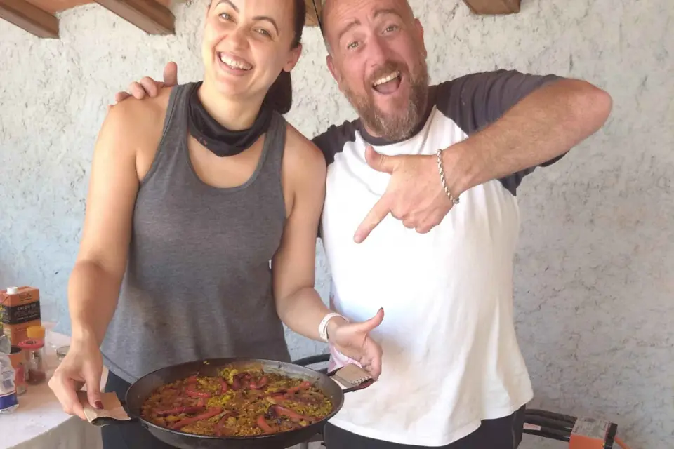 Desde Sitges: clase magistral de paella con bebida y paseo en bicicleta