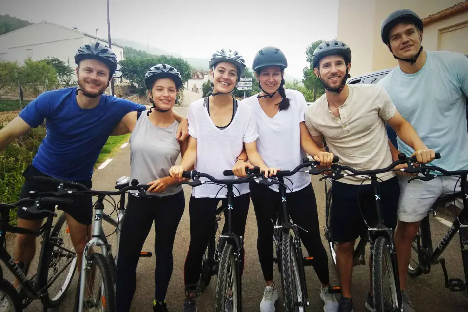 Desde Sitges: Tour en bicicleta con visita a bodega y degustación