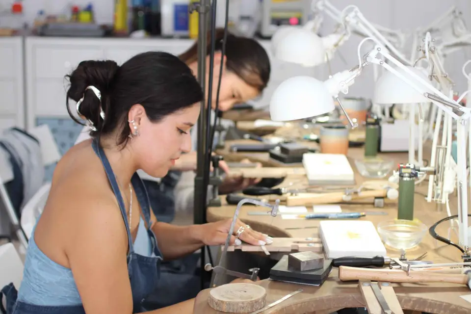 Taller: elaboración de un anillo de plata con sellos y texturas