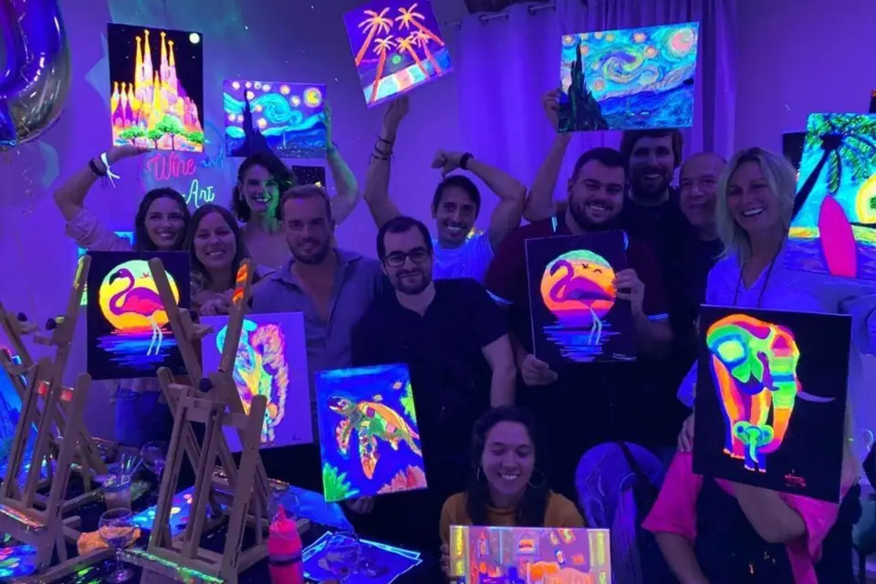 Barcelona: Taller de Pintura Fluorescente y Vino