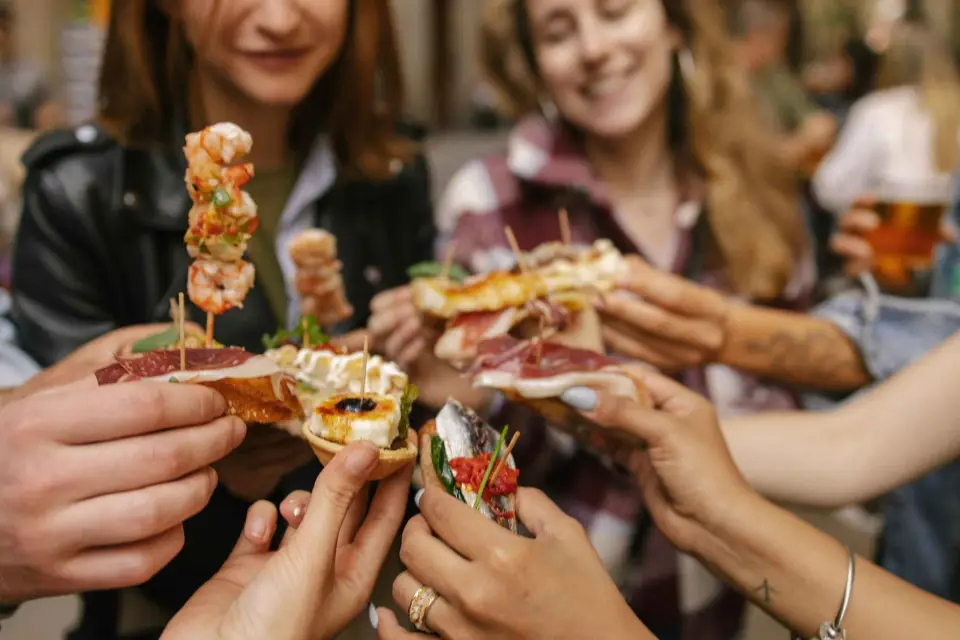 Barcelona: Tipsy Tapas Food Crawl Tour a pie con degustaciones