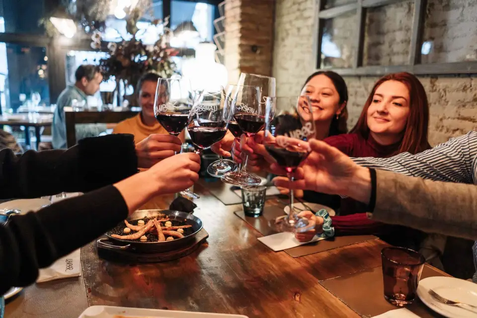 Barcelona: Tipsy Tapas Walking Tour con aperitivos y bebidas