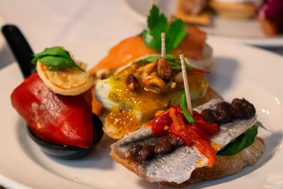 Barcelona: Tour autoguiado de tapas y vino en el Born