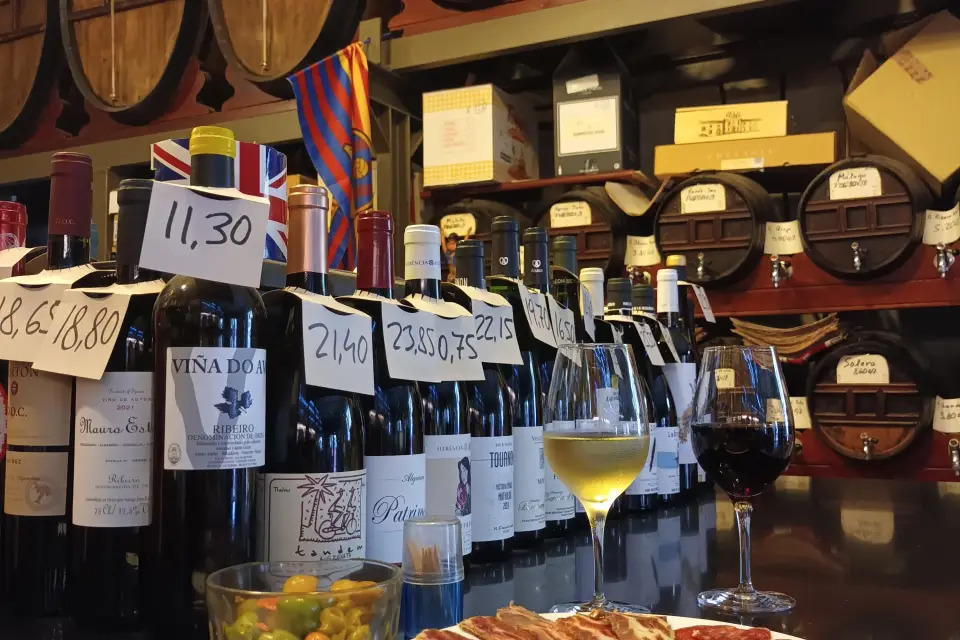 Tour por El Born + Tapas y vinos en una bodega