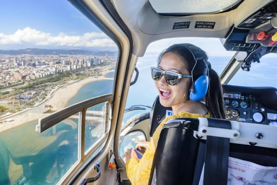 Barcelona: Tour de la ciudad en 360º en helicóptero, a pie y en velero