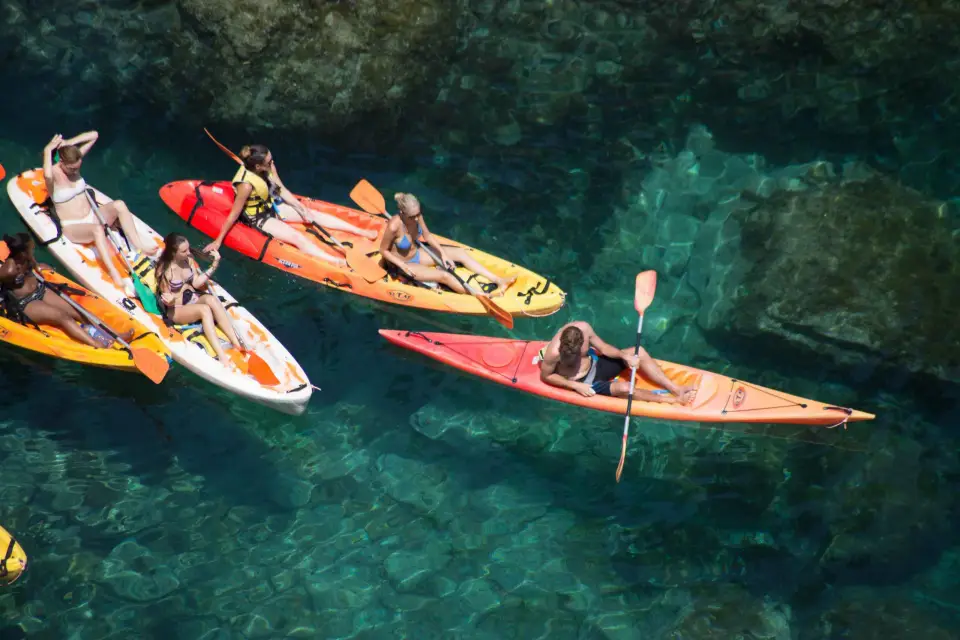 Barcelona: Tour en grupo reducido en kayak y snorkel por la Costa Brava