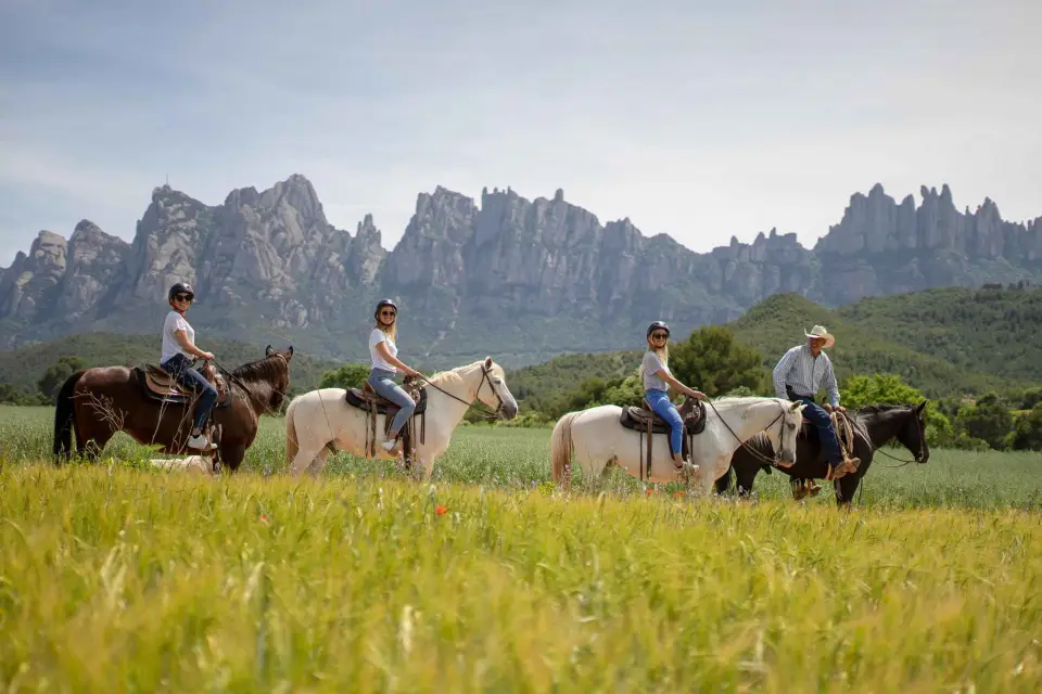 Desde Barcelona: Tour de medio día a Montserrat y a caballo