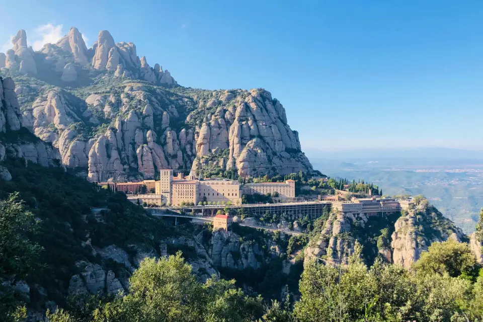 Tour de medio día por Montserrat a primera hora de la mañana sin colas