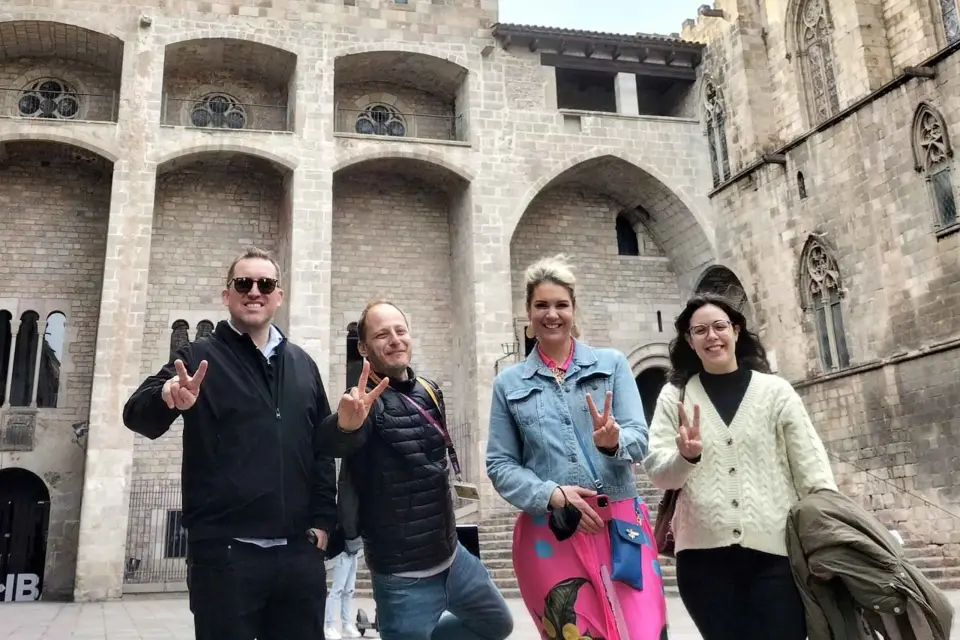 Barcelona: Tour a pie de las leyendas del Barrio Gótico con tapas
