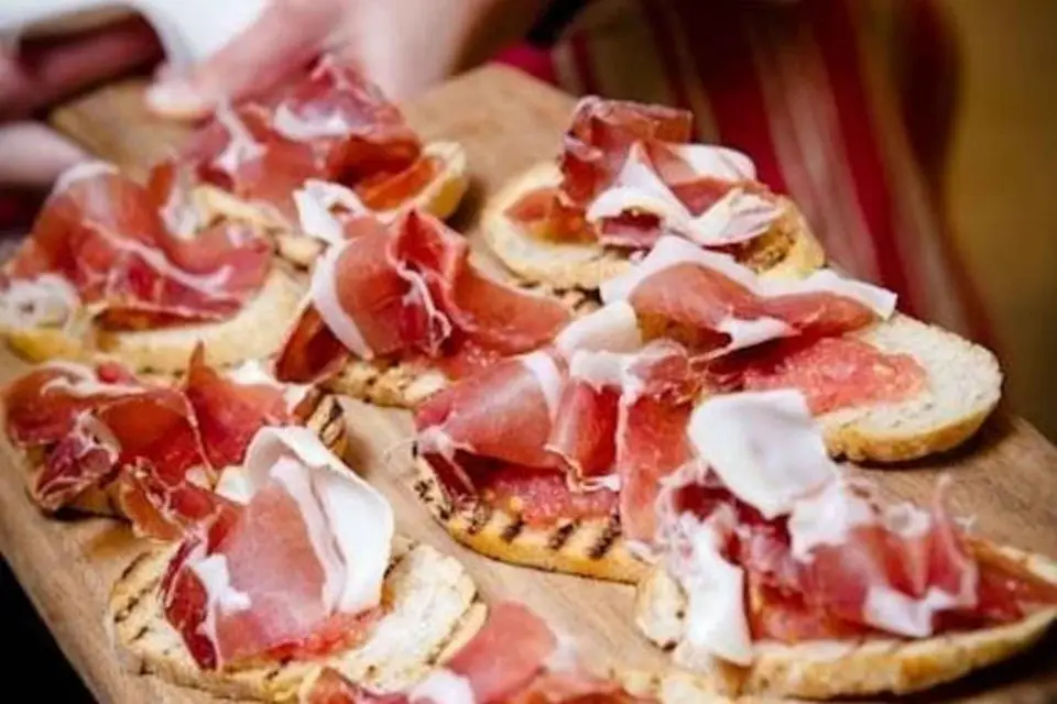 Barcelona: Tour a pie nocturno por la zona de Gaudí con tapas