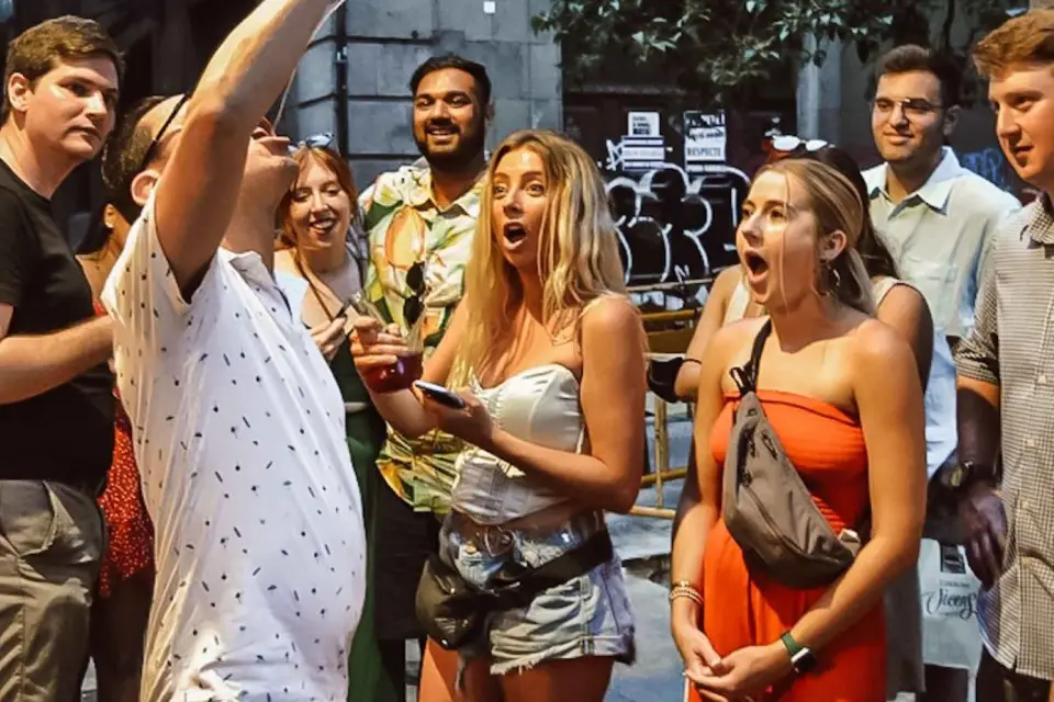 Barcelona: Tour a pie de tapas con comida, vino e historia