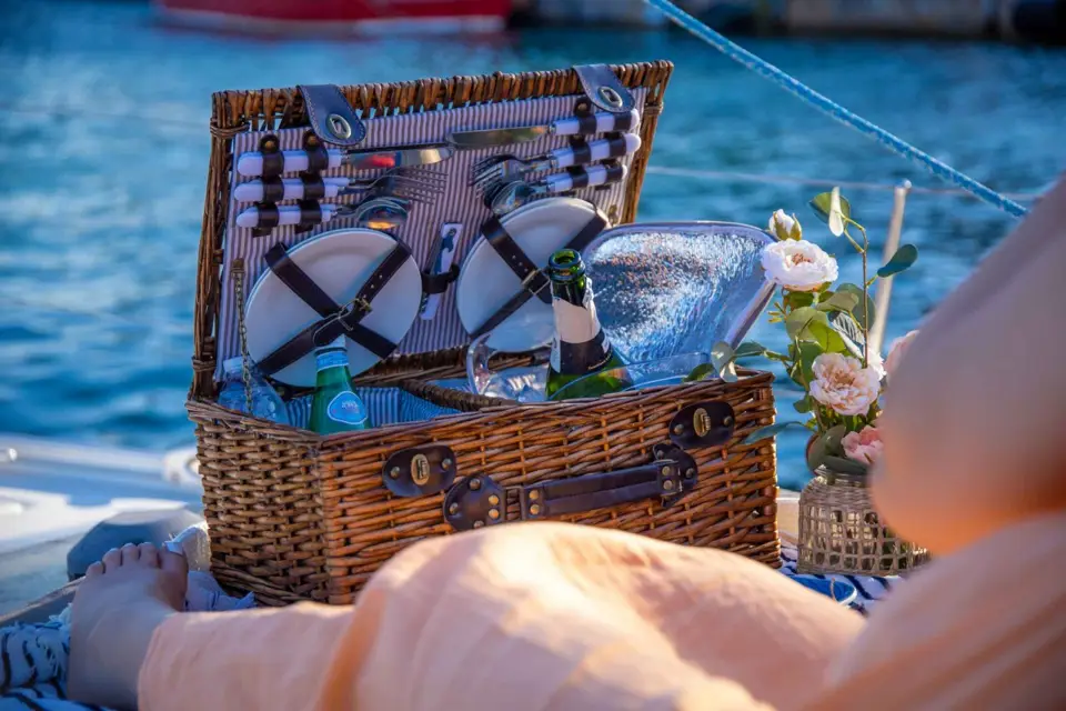 Barcelona: Tour romántico privado en velero con bebidas