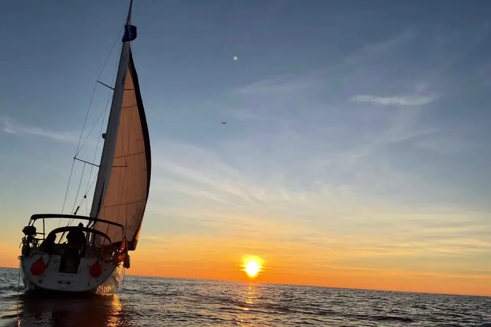 Vela al atardecer en Barcelona con el Yate Sashi