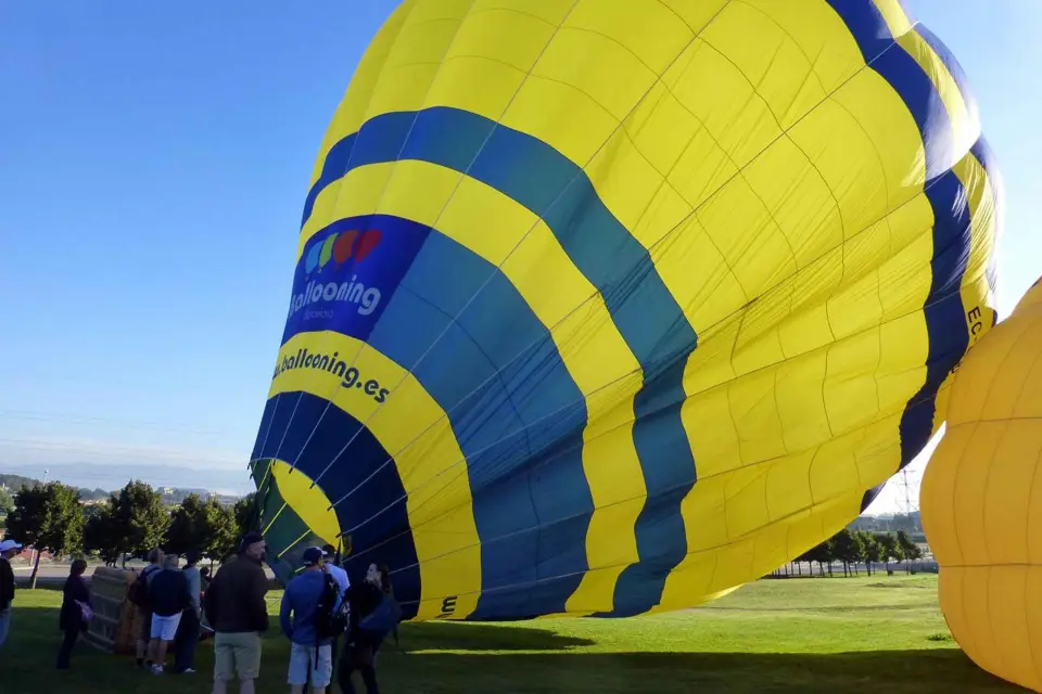 Barcelona: Viaje en globo aerostático con transporte opcional