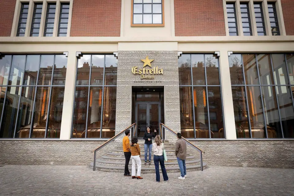 Barcelona: Visita a la Antigua Fábrica de Cerveza Estrella Damm con degustación