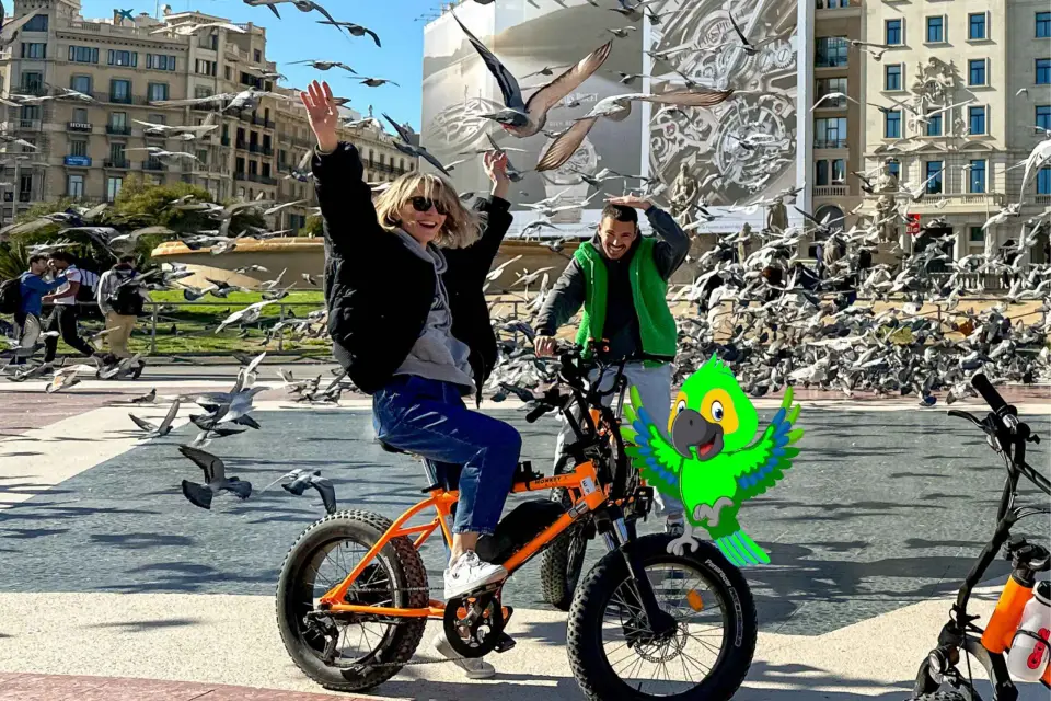 Barcelona: Visita guiada de la ciudad en bici o bicicleta eléctrica