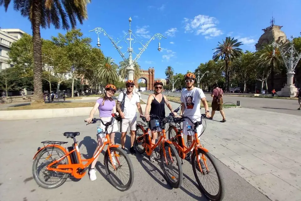 Barcelona: Visita guiada por la ciudad en bicicleta o E-Bike