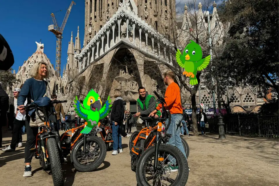 Barcelona: Visita guiada de Gaudí en bici, E-Bike o E-Scooter