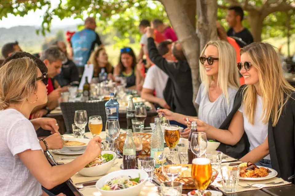 Barcelona: Visita al Monasterio de Montserrat y Comida en una Masía