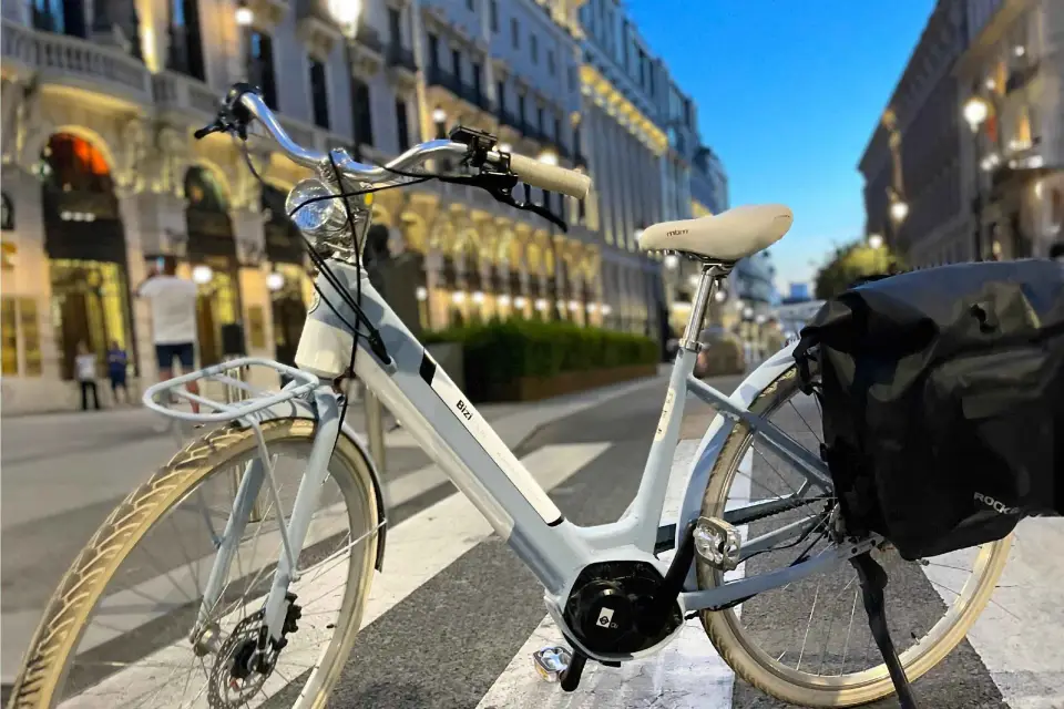 Madrid: Alquiler de Bicicletas Vintage con Mapa Turístico