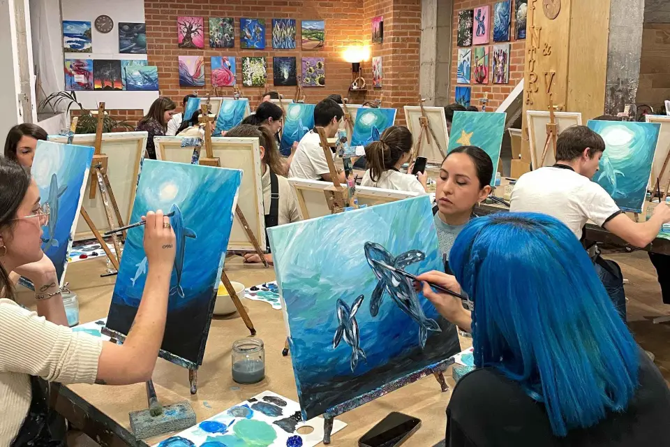 Madrid: Aprende a pintar, bebe vino, disfruta de aperitivos y música