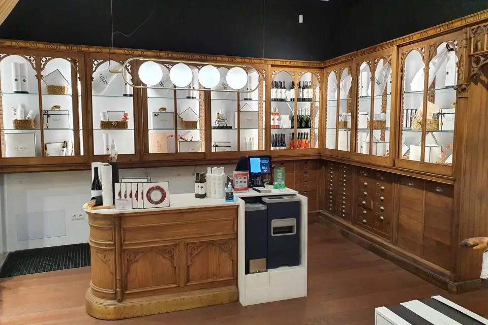 Madrid: Cata de Jamón Ibérico y Ruta del Vino a Pie en Grupo Reducido