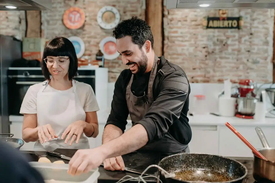 Madrid: Clase de Cocina de Paella y Tapas con Visita al Mercado Local