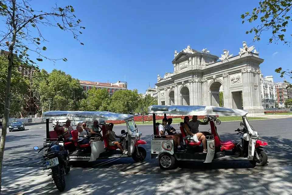 Excursión en Tuk Tuk con Prueba de Vinos en Madrid