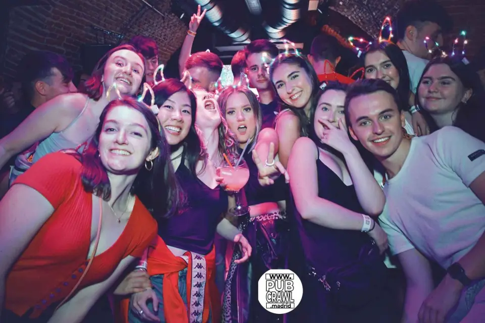 Madrid: Experiencia Madrid Pub Crawl Guiada y Entrada a Discoteca