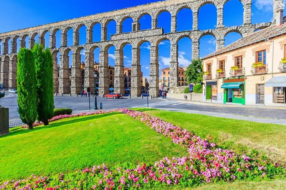 Explora Segovia y Toledo: Excursión a Madrid