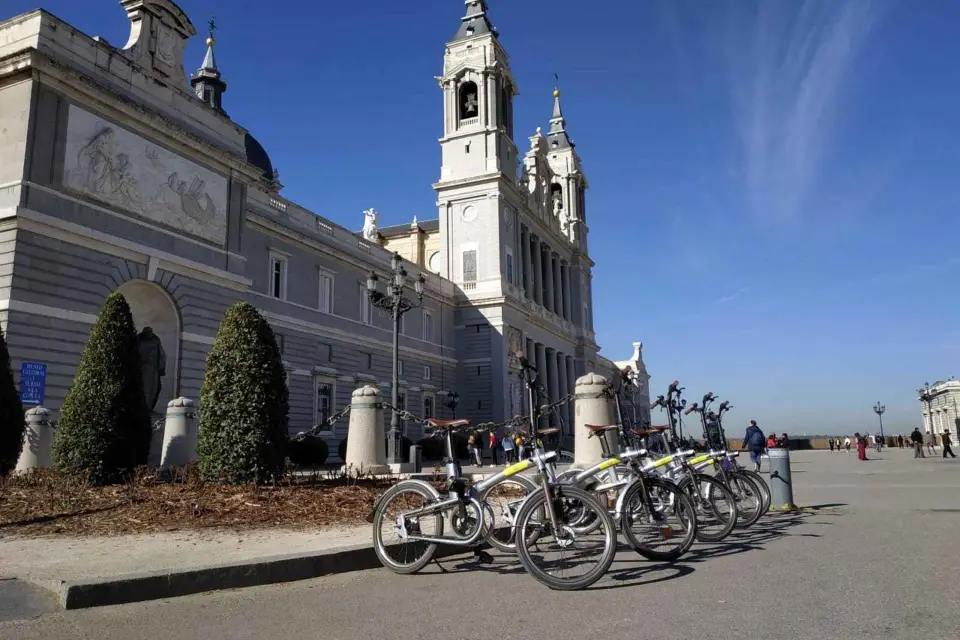 Madrid: Puesta de Sol y Luces Nocturnas en Bicicleta
