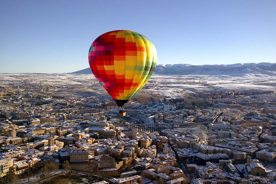 Segovia: Vuelo en globo aerostático con almuerzo opcional de 3 platos
