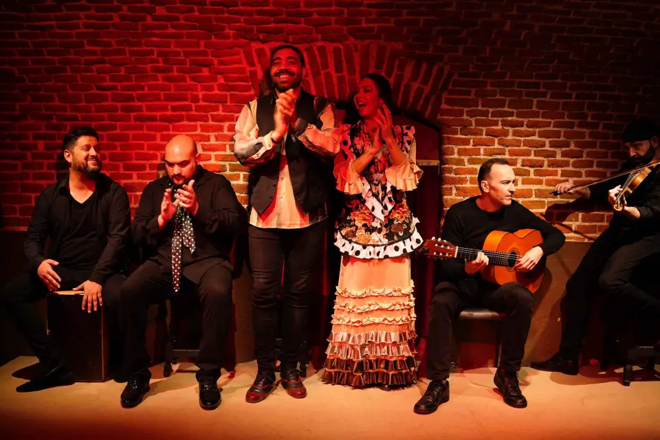 Madrid: Ticket de entrada al espectáculo flamenco con bebida y charla con el artista