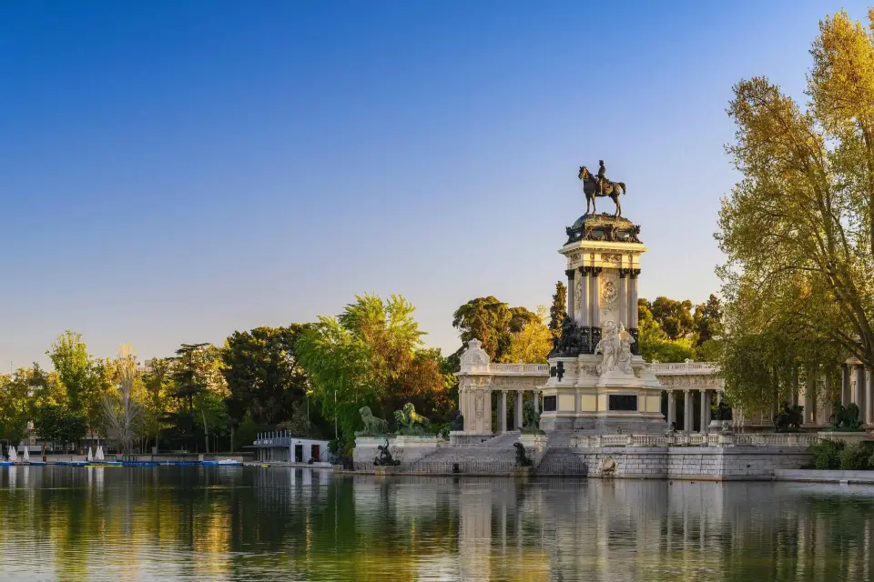 Tour en grupo reducido en bici por Madrid con churros y chocolate