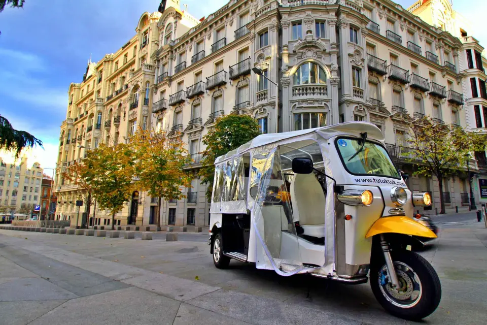 Tour con guía Privado en Tuk Tuk por Madrid Panorámico