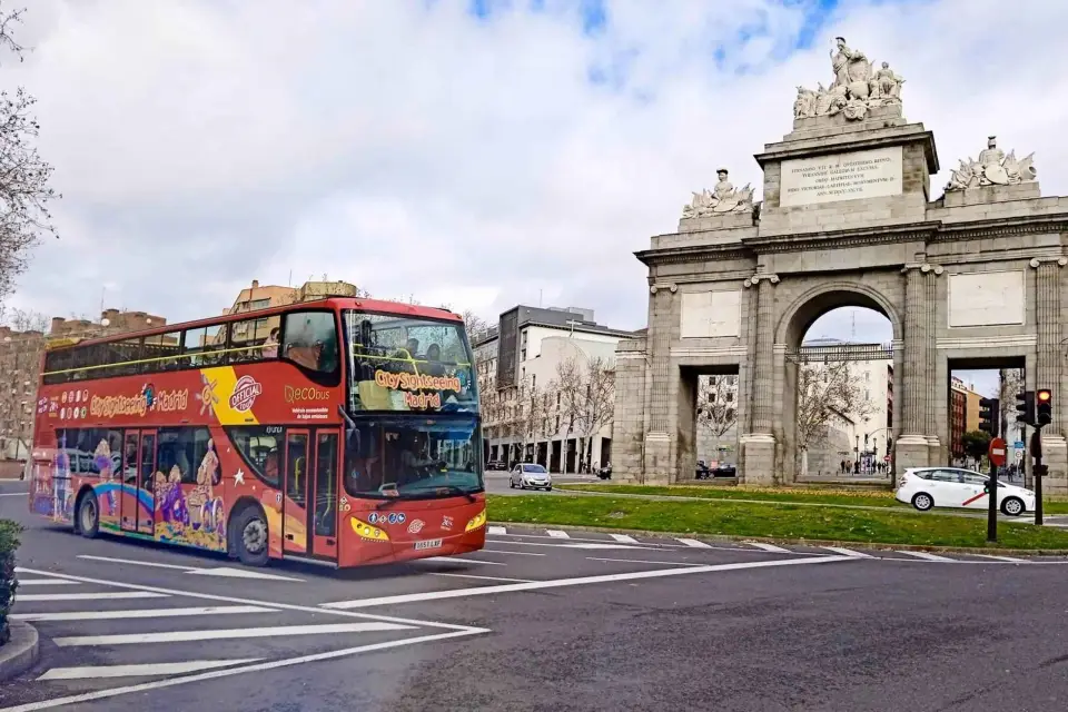 Madrid: Tour guiado a Toledo y Madrid en autobús Hop-On Hop-Off