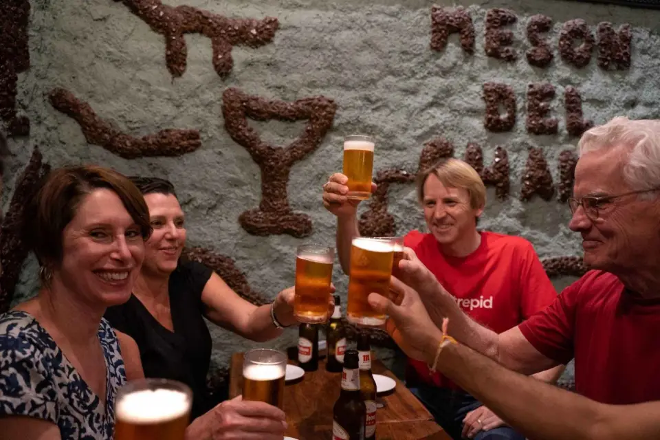 Madrid: Tour nocturno de tapas y cata de vinos con un lugareño