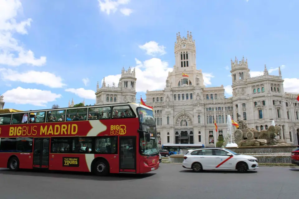 Madrid: tour con paradas libres en autobús grande con guía en directo