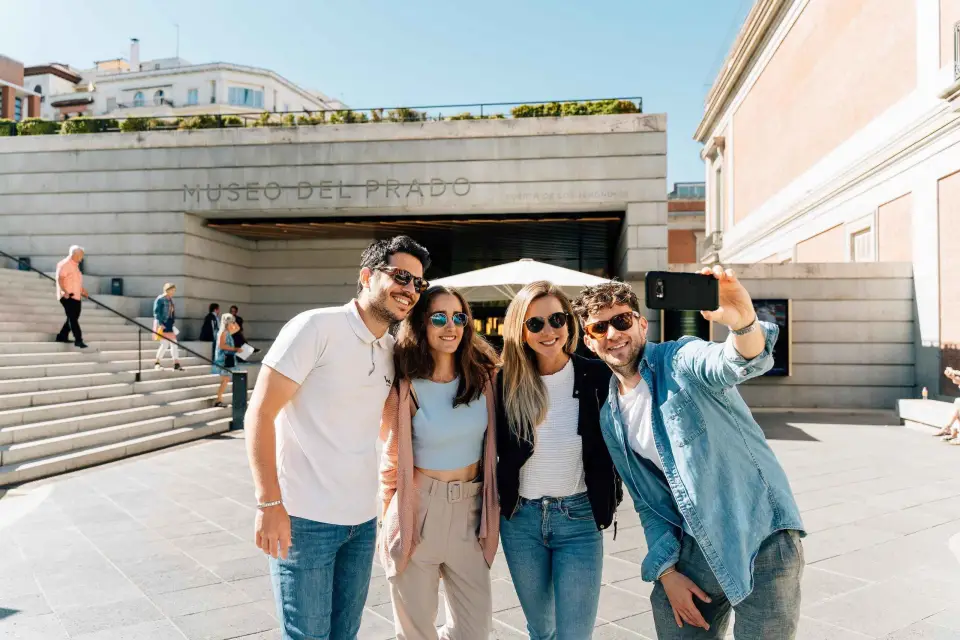 Madrid: Tour a pie, visita al Museo del Prado y copas en la azotea
