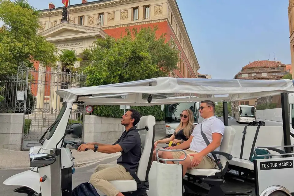 Madrid: Lo más destacado de la ciudad Tour privado en Tuk-Tuk con audioguía