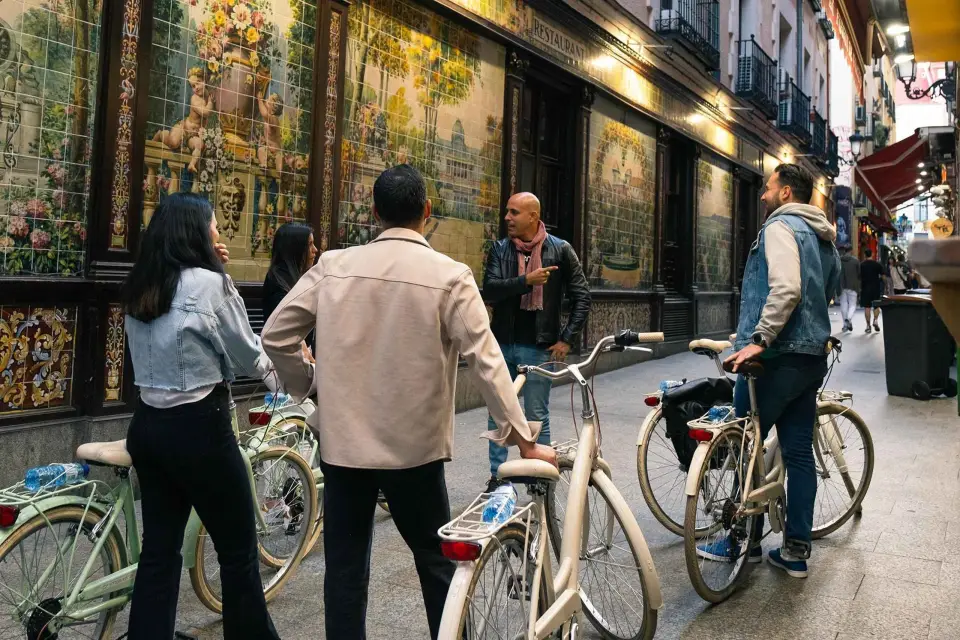 Madrid: Visita guiada nocturna en bicicleta_la bohemia del siglo XIX-XX