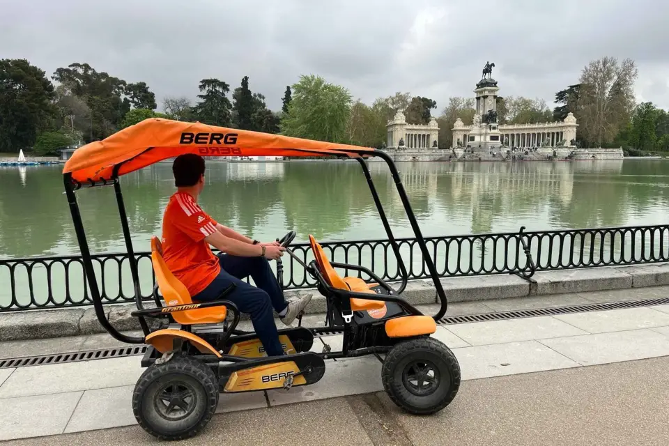 Madrid: Visita guiada en vehículo eléctrico de 4 ruedas por el Parque del Retiro