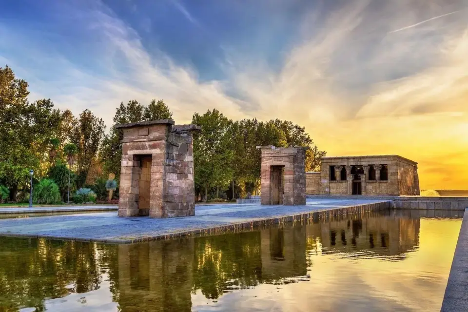 Visita privada al Palacio Real y tour a pie por Madrid