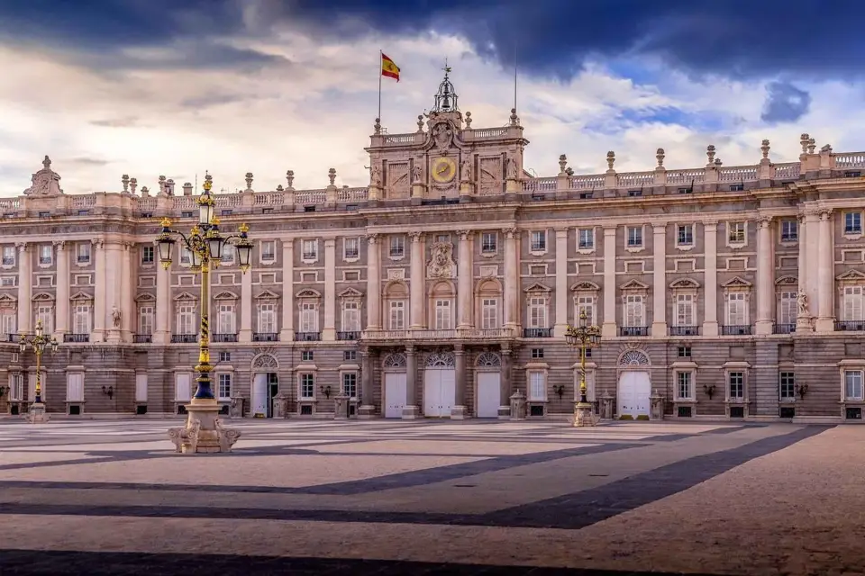 Madrid: Visita de Tarde al Palacio Real y Paseo por la Ciudad