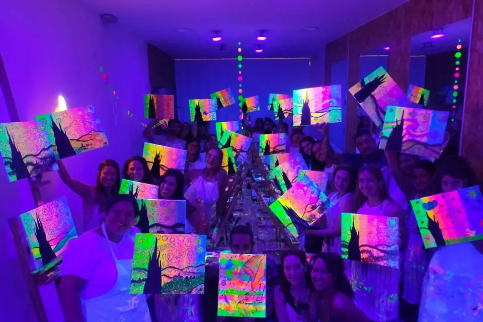 Madrid: Wine Gogh Glow Academy Clases de Pintar y Beber