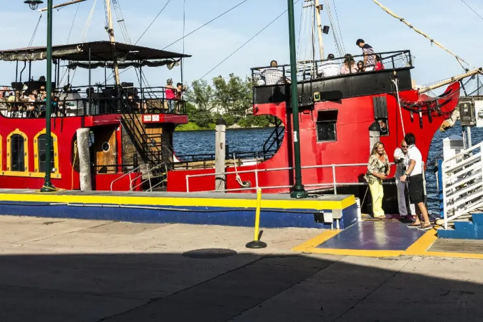 Paseo en barco pirata por Miami
