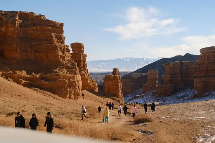 Almaty se pregunta el cañón Charyn y el lago Kolsay en un día