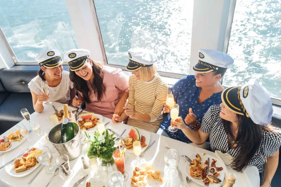 Ciudad de Nueva York: crucero por el puerto con brunch buffet desde el muelle 15