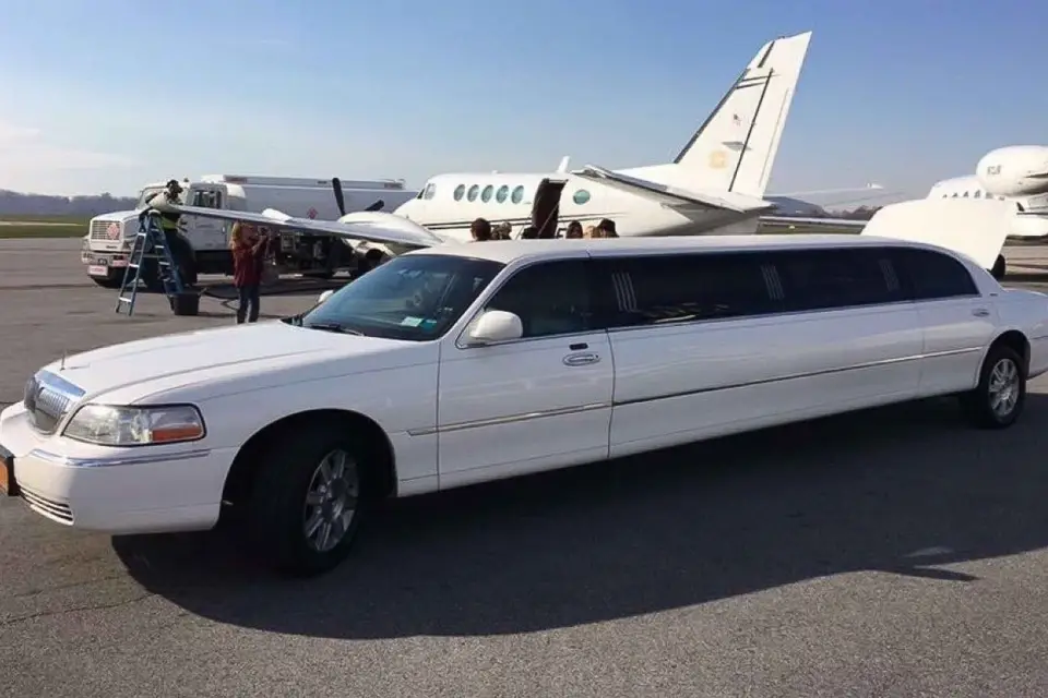 Ciudad de Nueva York: Traslado privado en limusina al aeropuerto de La Guardia
