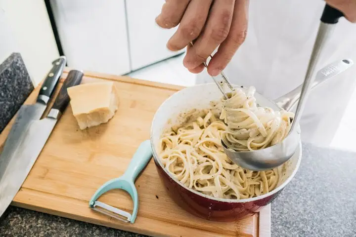 Clase de cocina tradicional de preparación de pasta en Brooklyn